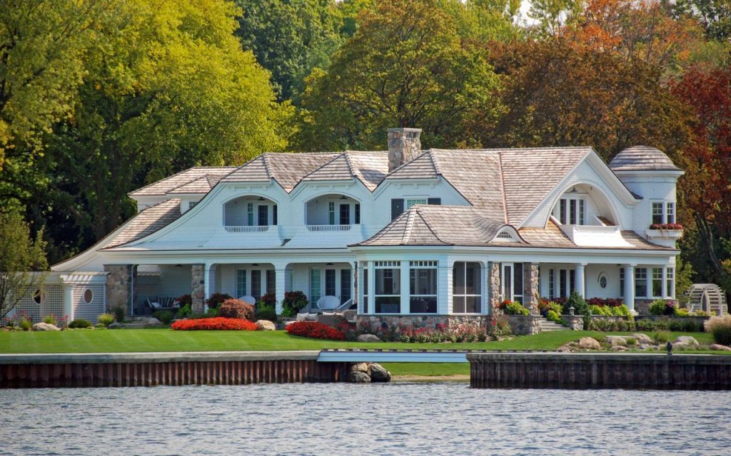 Facade ideas for a Hamptons style home with a beautiful front view on the beach and ocean views.